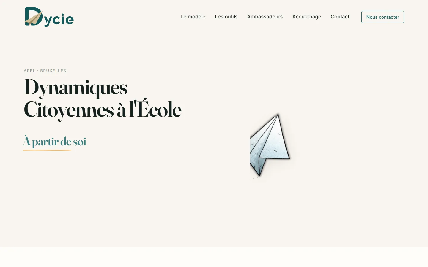 Maquette du site de Dycie : titre « Dynamiques Citoyennes à l’École », illustration d’un avion en papier origami
